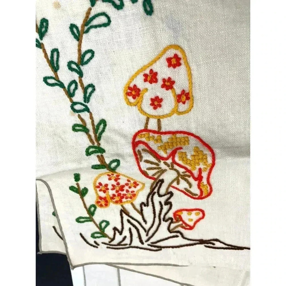 VTG Linen Embroidered Cloth Lot & Pack of Skeins Yarn Wool Guro Paternayan 42 PC - Picture 11 of 13